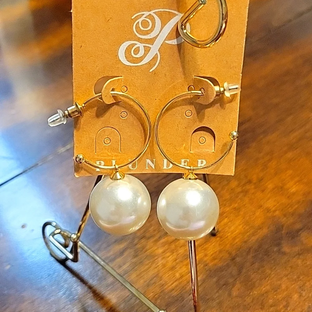 Plunder Mariana Earring, Gold and Pearl - Picture 1 of 3